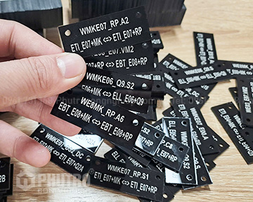 Gia công thẻ tagname/ thẻ tên tủ bảng điện - bền đẹp, sắc nét Gia công thẻ tagname/ thẻ tên tủ bảng điện - bền đẹp, sắc nét